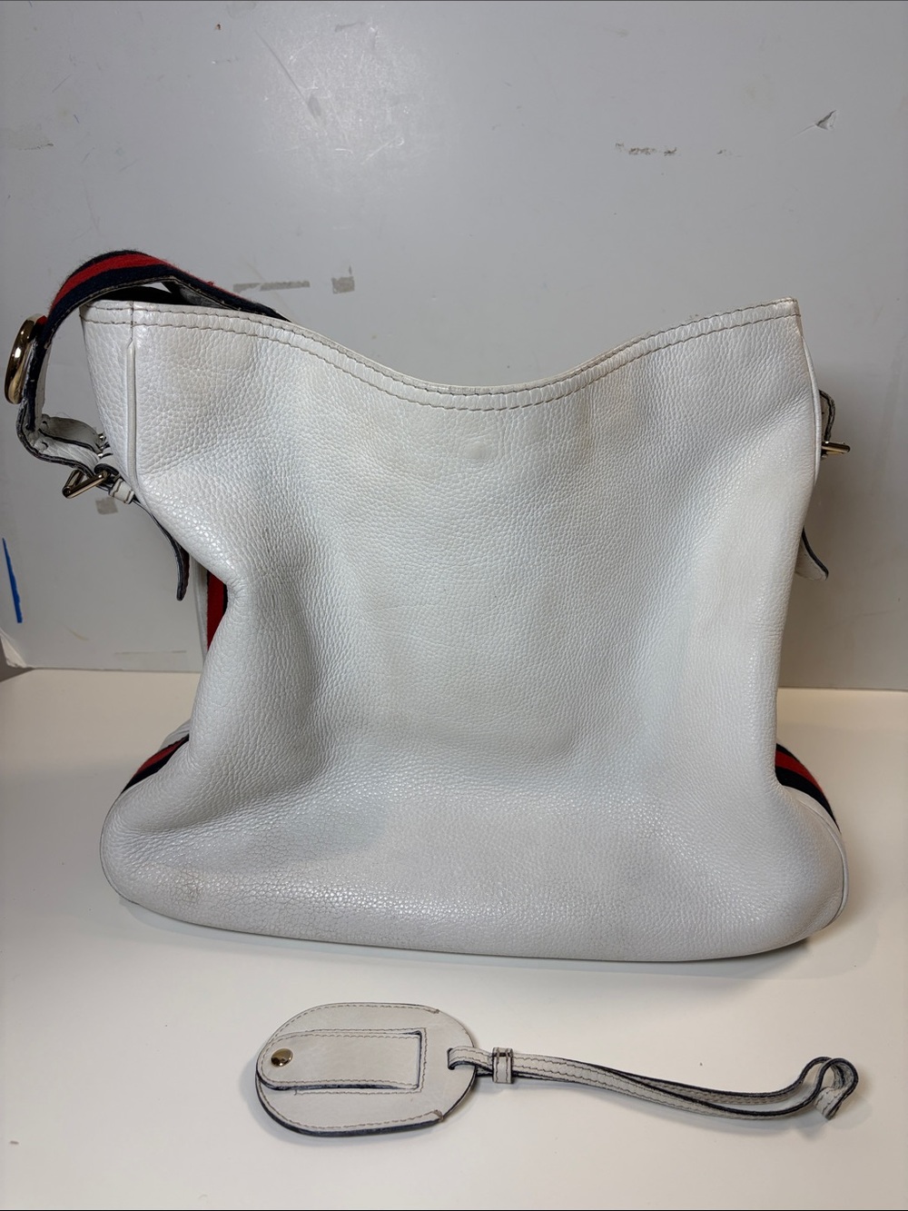 Authentic Gucci Britt hobo bag in white pebbled leather, featuring Gucci's signa